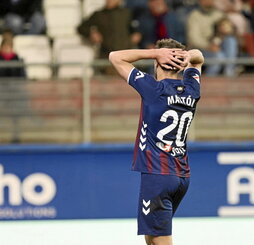 Martón se lamenta por una de las ocasiones fallidas.