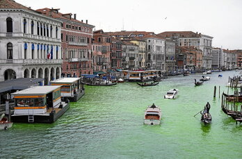 La organización Extinction Rebellion tiñó ayer de verde el Gran Canal de Venecia como protesta por la inacción climática.