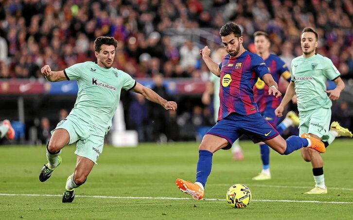 Ferrán Torres, autor de dos goles ayer en el Camp Nou, dispara a puerta ante la oposición de Vivian.
