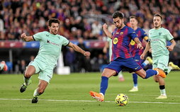 Ferrán Torres, autor de dos goles ayer en el Camp Nou, dispara a puerta ante la oposición de Vivian.
