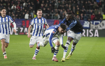 Hasta sus compañeros del banquillo han saltado al césped para celebrar el golazo de Barrenetxea.