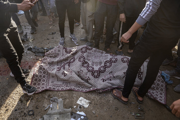 Una manta cubre el cuerpo de una de las víctimas palestinas que sigue generando Israel en Gaza.