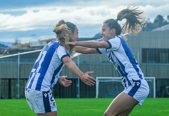 Emma y Apari celebran el gol de la catalana en el partido de Liga F entre Real y Alhama en Zubieta.