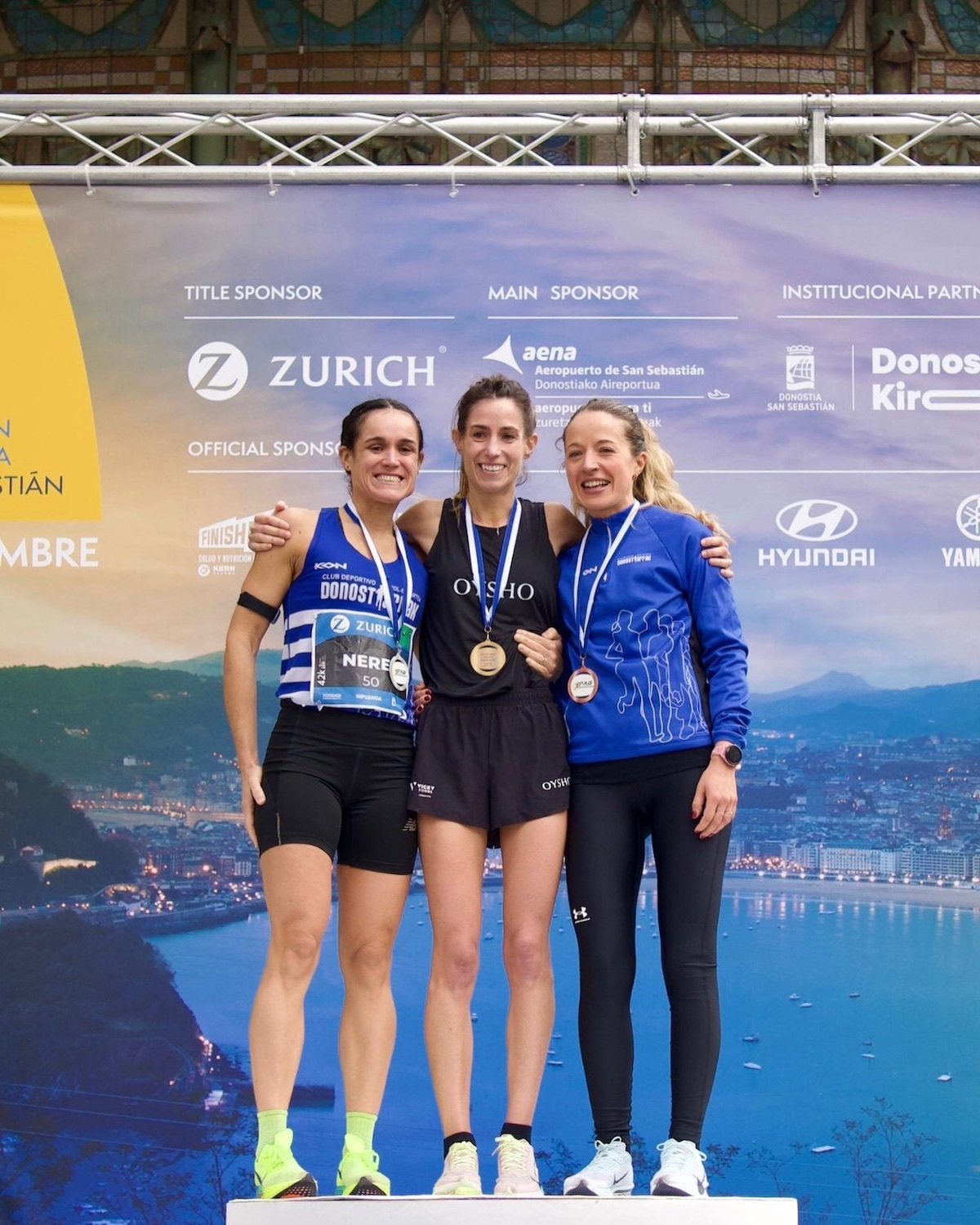 Imagen del podio femenino, con Maite Arraiza en el centro. (ZURICH MARATÓN DE DONOSTIA)
