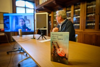 Liburuaren aurkezpena, itzultzailea online konektatuta.