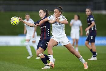 Garazi con una rival en el partido de Liga F entre Real Madrid y Eibar en Valdebebas.