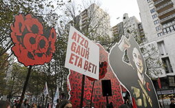 Larunbatean EH Bilduk faxismoaren aurkako jarrera irmoa erakutsi zuen Bilboko kaleetan.