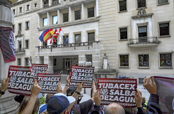 Trabajadores de Tubacex ante la sede del TSJPV, en Bilbo, cuando se juzgó la demanda contra el ERE de 2021.