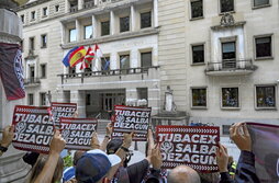 Trabajadores de Tubacex ante la sede del TSJPV, en Bilbo, cuando se juzgó la demanda contra el ERE de 2021.