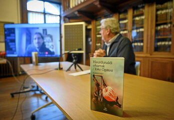 Liburuaren aurkezpena, itzultzailea online konektatuta.