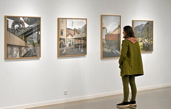 Bisitari bat, Tabakalerako Artegunea aretoko erakusketan.