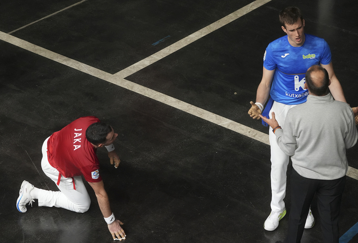 Mariezkurrena epaileari kexaka Agoitzen, Jaka lurretik altxatzen den bitartean.