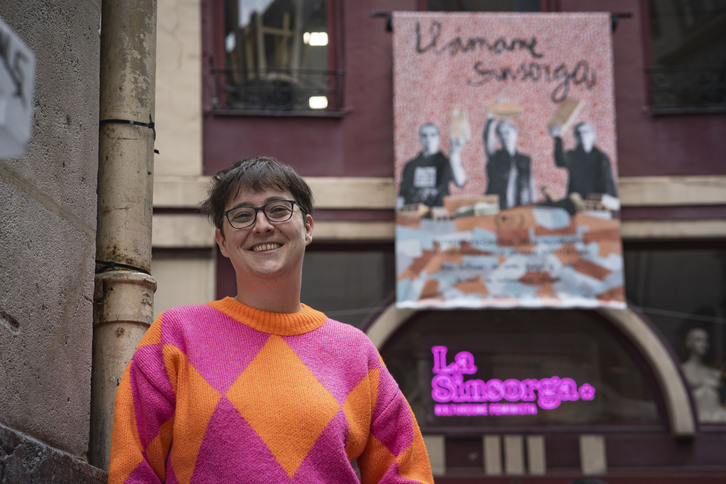 Andrea Momoitio, frente al espacio cultural feminista de Bilbo.