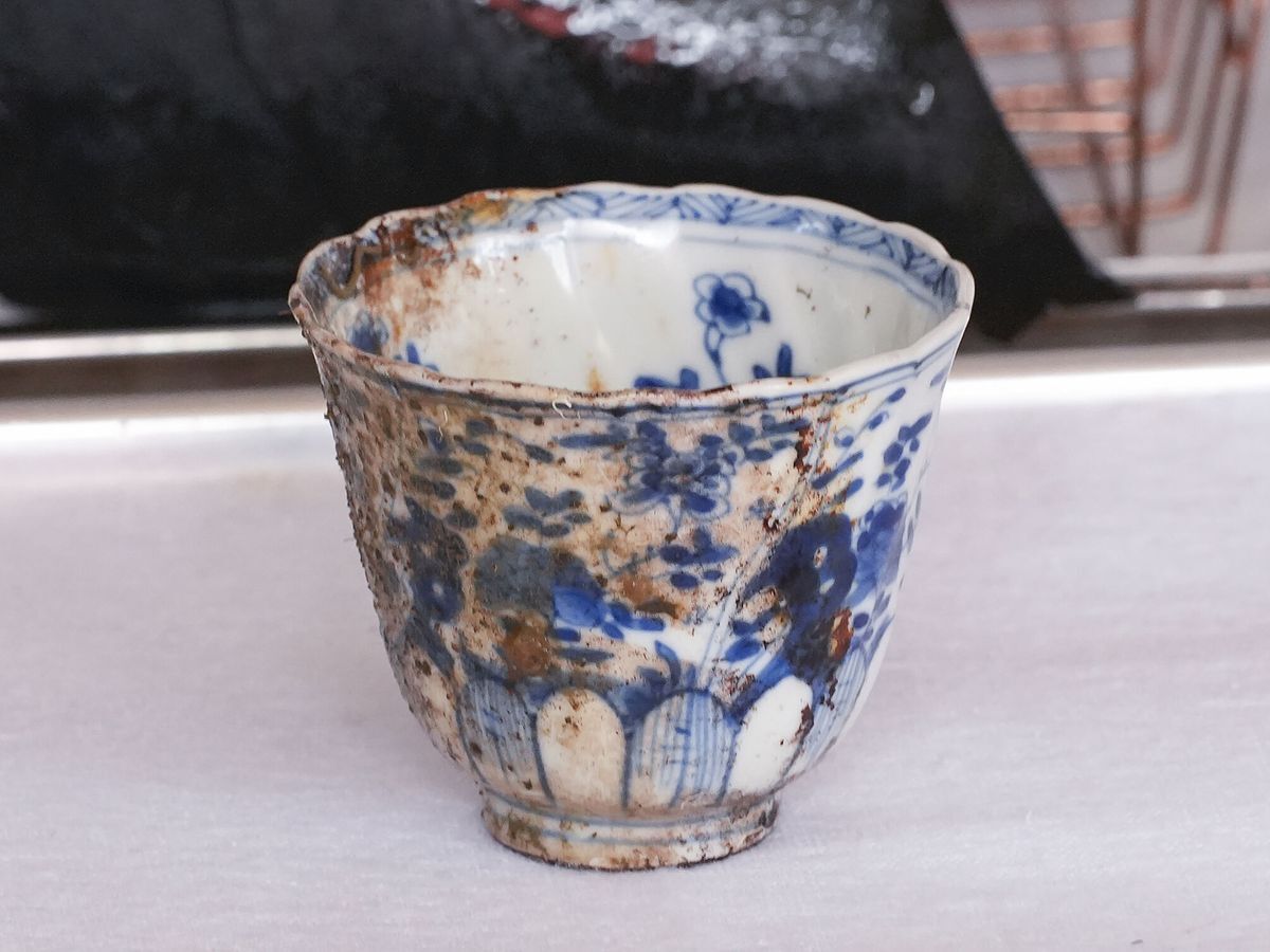 Las tazas recuperadas presentan un aspecto casi intacto. (Presidencia de Colombia)