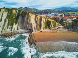 Kantauri itsasoa, Zumaiako kostaldea bustitzen.