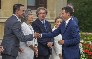 Torres y Pradales se saludan en el acto de inicio de curso en Miramar (Donostia).