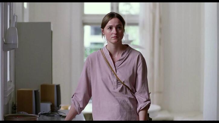 Renate Reinsve filmeko pasarte batean.