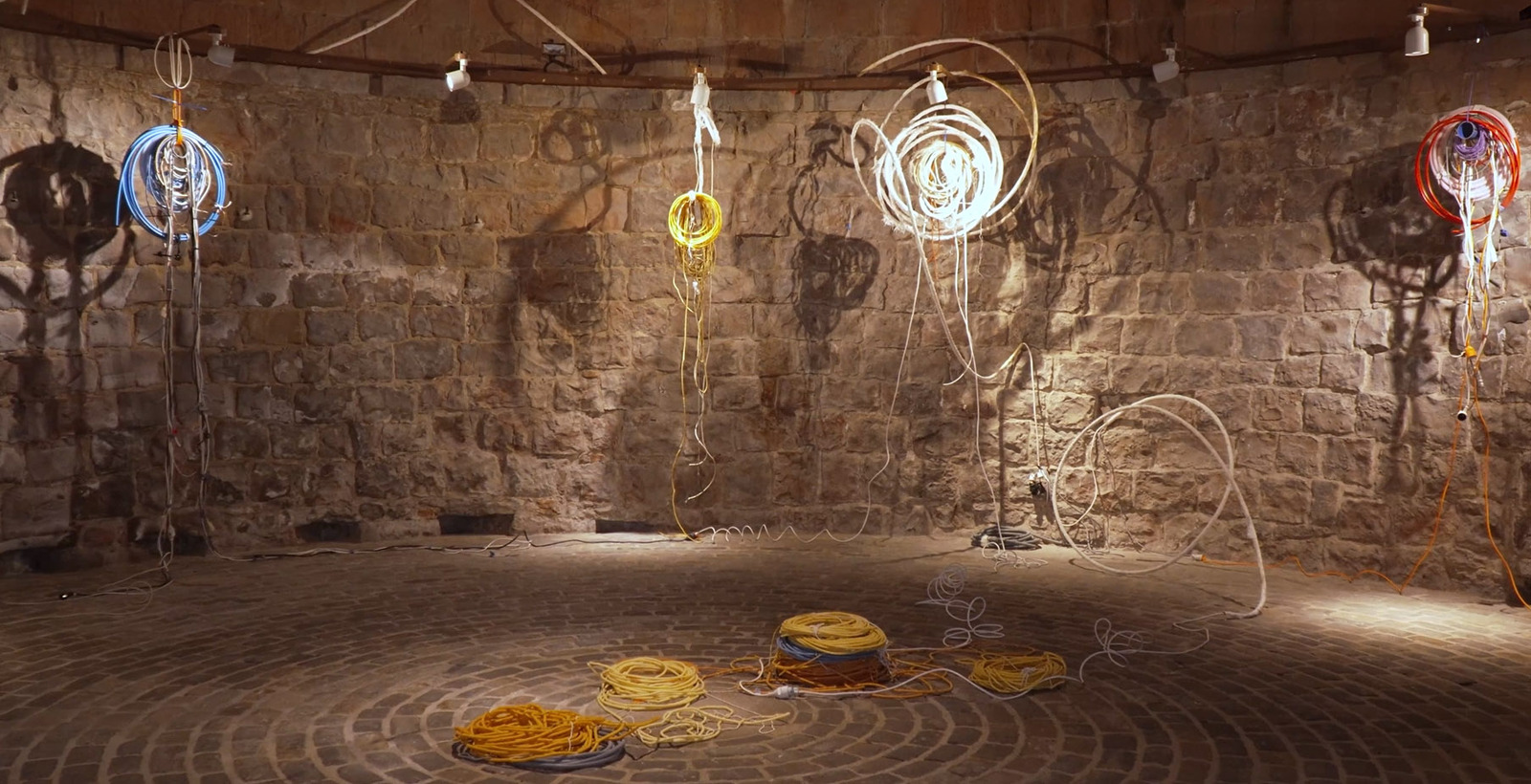 Erakusketan ikusiko den artelan bat.