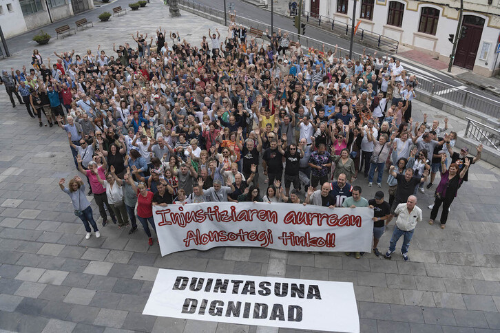 Concentración vecinal ante el Ayuntamiento de Alonsotegi bajo el lema 'Injustiziaren aurrean Alonsotegi herria tinko'.