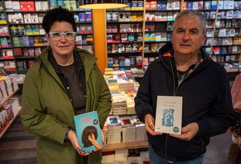 Garazi Kamio eta Karlos Linazasoro, argitarati berri diren haien bi liburuekin.