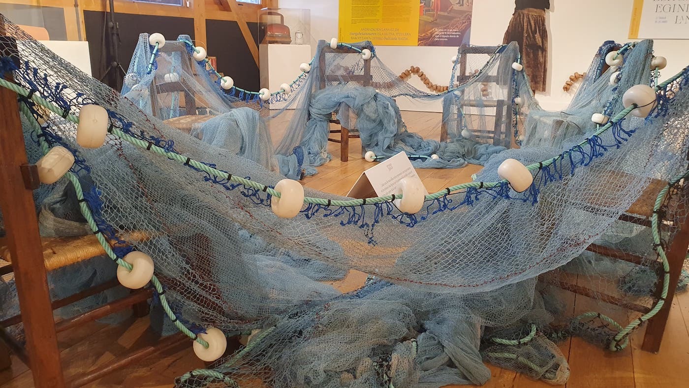 Emakumeak protagonista dituen erakusketa dago zabalik egunotan: ‘Olatuaren enbatean. Emakumeak eta itsasoa XX.mendean’. (Bermeoko Arrantzaleen Museoa)