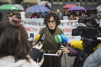 Bilbon Epaitegien aurrean egin dute protesta. Irudian, Estibaliz Ealo.