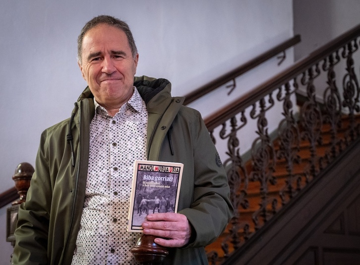 Imanol Muruak Donostian aurkeztu du gaur ‘Biba gorriac!’ liburua.
