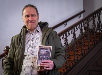 Imanol Muruak Donostian aurkeztu du gaur ‘Biba gorriac!’ liburua.