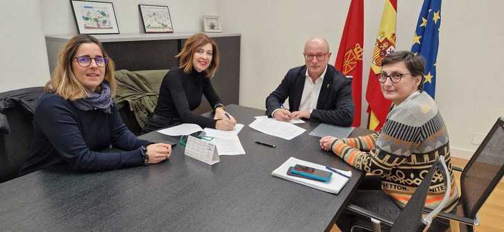 El consejero Gimeno, firmando el convenio que ha desembocado en la dimisión del CREENA.