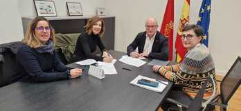 El consejero Gimeno, firmando el convenio que ha desembocado en la dimisión del CREENA.