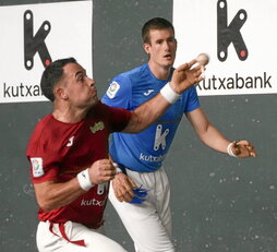Erik Jaka eta Jon Mariezkurrena, atzo Agoitzen jokatutako partidan.