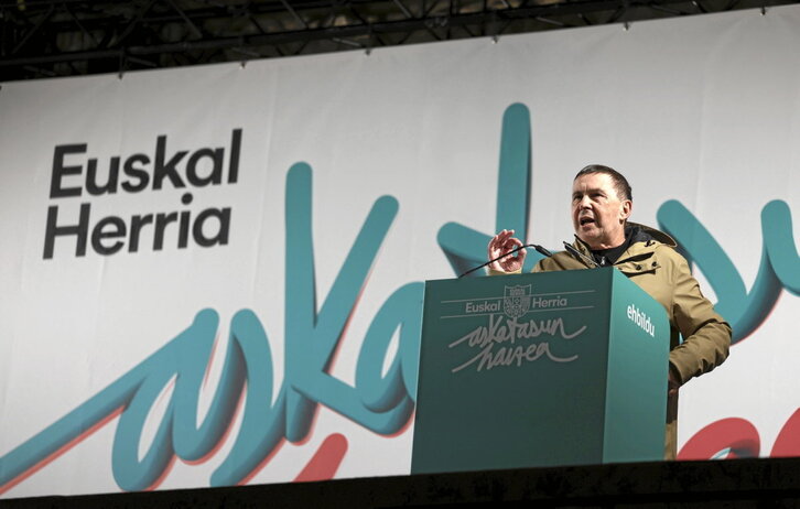Arnaldo Otegi, durante su intervención en el acto final de la manifestación celebrada el sábado en Bilbo.