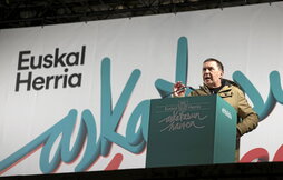 Arnaldo Otegi, durante su intervención en el acto final de la manifestación celebrada el sábado en Bilbo.
