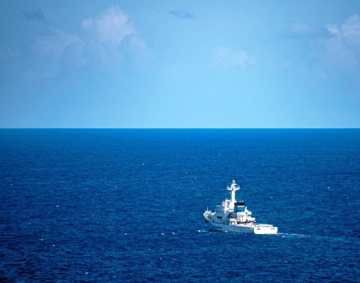 Un barco japonés, patrullando la costa de Yonaguni.