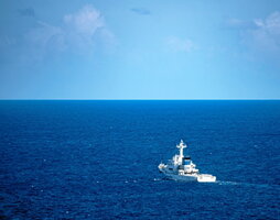 Un barco japonés, patrullando la costa de Yonaguni.