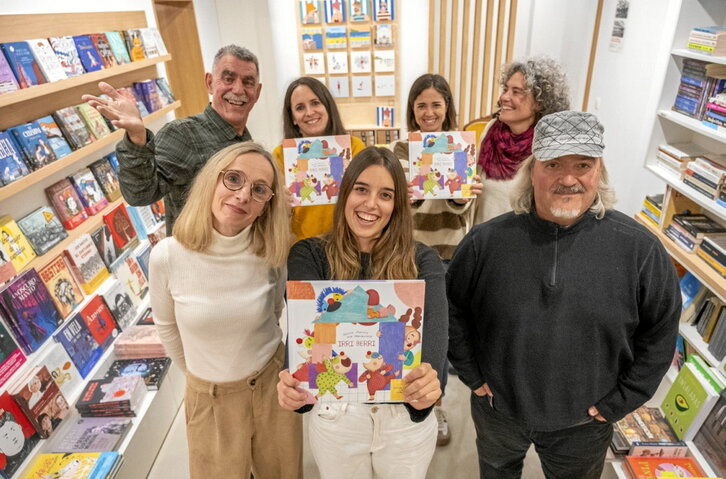 Pailazoak eta proiektua ondu duten lagunak, atzo, Zarautzen.