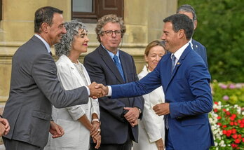Torres y Pradales se saludan en el acto de inicio de curso en el Palacio de Miramar, en Donostia.