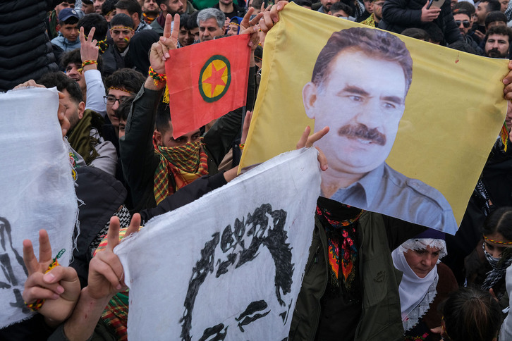 Jóvenes sujetan carteles con el retrato de Abdullah Öcalan en Diyarbakir en marzo pasado.