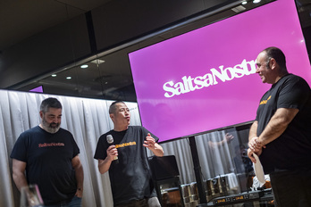 Hideki Matsuhisa explica el segundo libro de SaltsaNostra junto a Sergio Ortiz de Zarate.