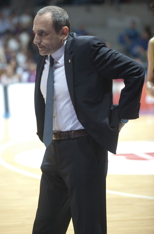 Ettore Messina, de visita en el Buesa Arena durante su larga carrera.