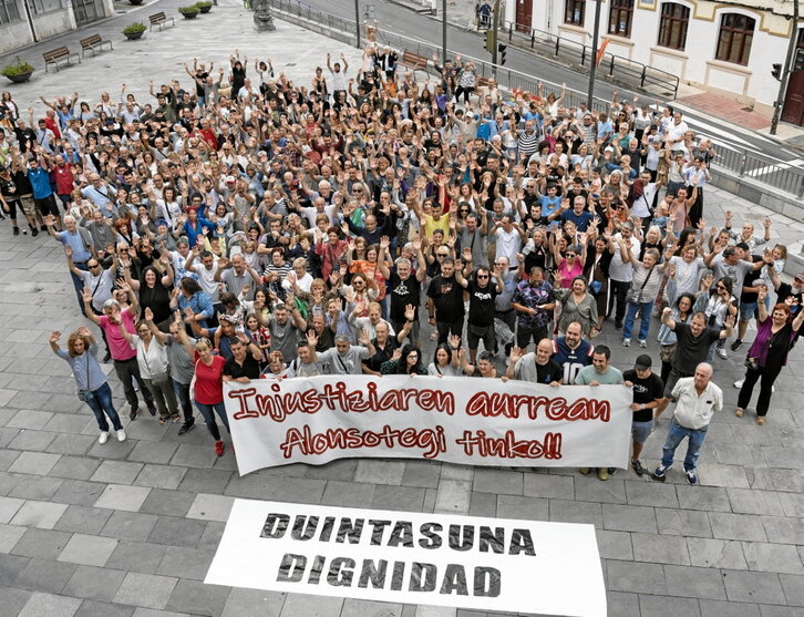 Concentración vecinal que tuvo lugar en julio en Alonsotegi contra la iniciativa foral.