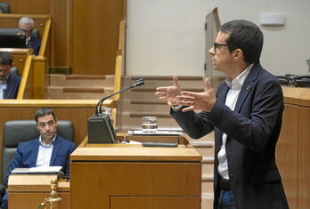El portavoz de EH Bildu, Pello Otxandiano, observado por el lehendakari, Imanol Pradales, en una reciente intervención parlamentaria.