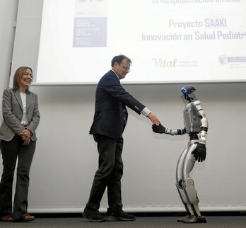 El consejero de Salud, presentando a Saaki.