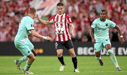 Galarreta, bajando un balón en el Athletic-Slavia del curso pasado en Europa League.