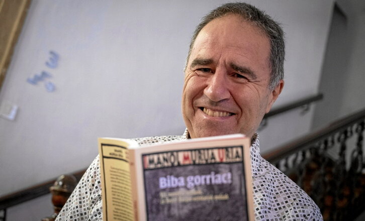 Imanol Murua Uria atzo, Donostian, liburua eskuan.