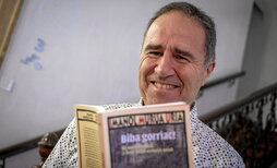 Imanol Murua Uria atzo, Donostian, liburua eskuan.