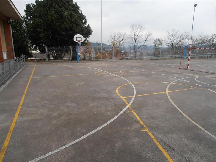 Imagen del patio del CEIP Basozelai-Gaztelu HLHI de Basauri.