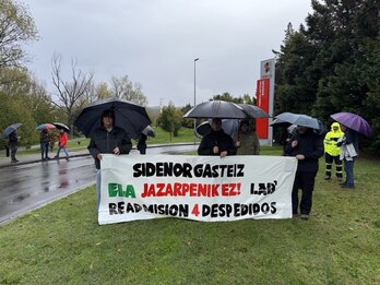 Hainbat langilek elkarretaratzea egin zuten Basauriko Sidenorren.