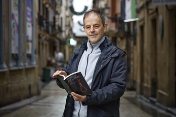 Jon Arretxe ‘Txerriak eta loreak’ liburuarekin.