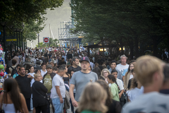 El Boulevard, nexo de unión entre Alde Zaharra y el Centro, repleto de personas.